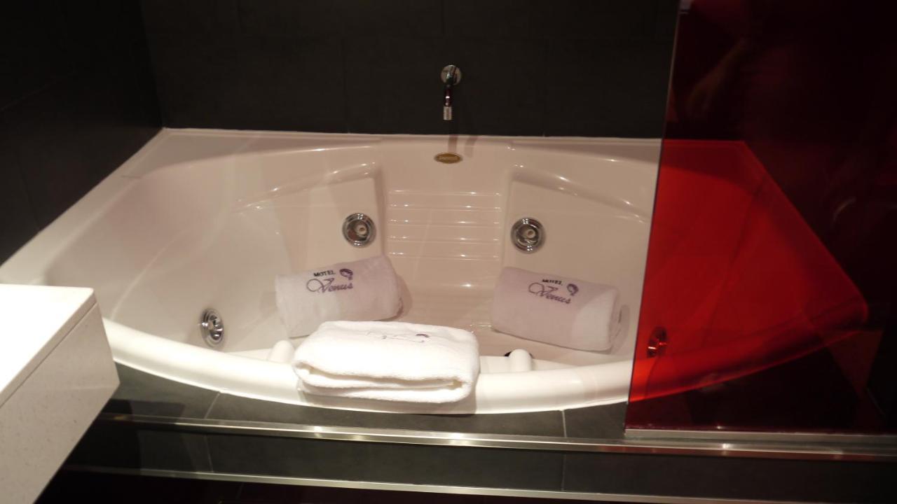 V Hotel อาร์โรโยโมลีโนส ภายนอก รูปภาพ